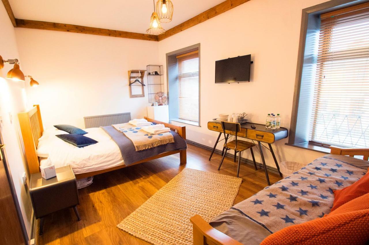 Bed and Breakfast Nik The Greek Burry Port Exterior foto