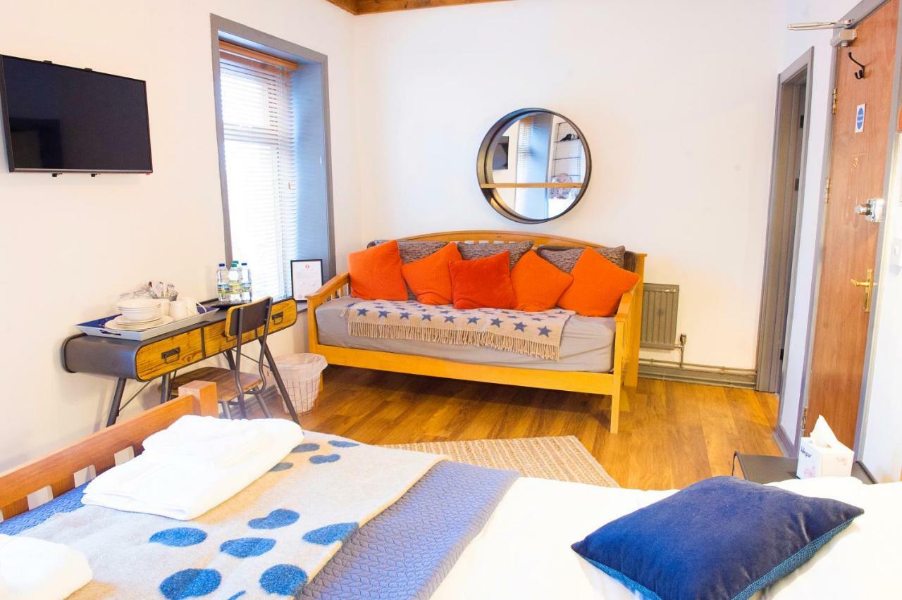 Bed and Breakfast Nik The Greek Burry Port Exterior foto