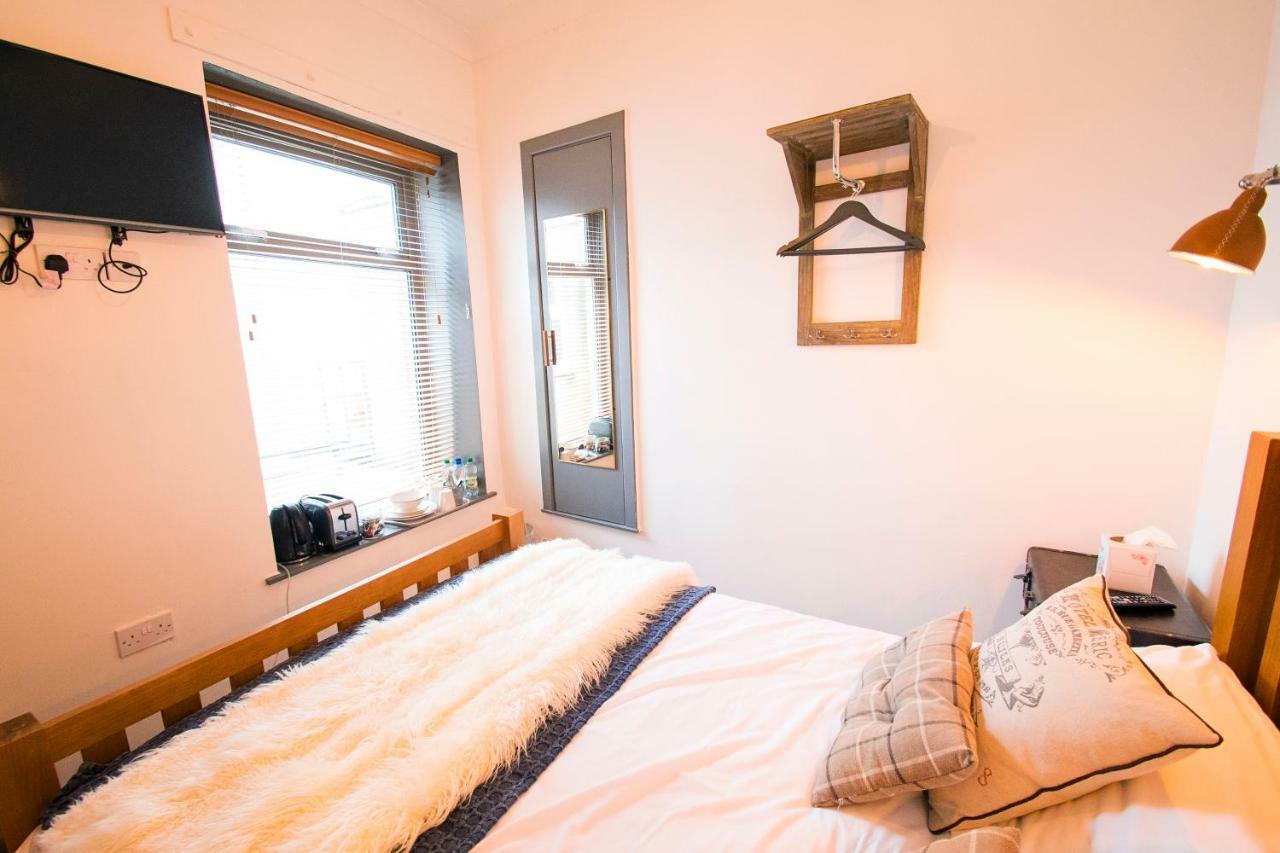 Bed and Breakfast Nik The Greek Burry Port Exterior foto