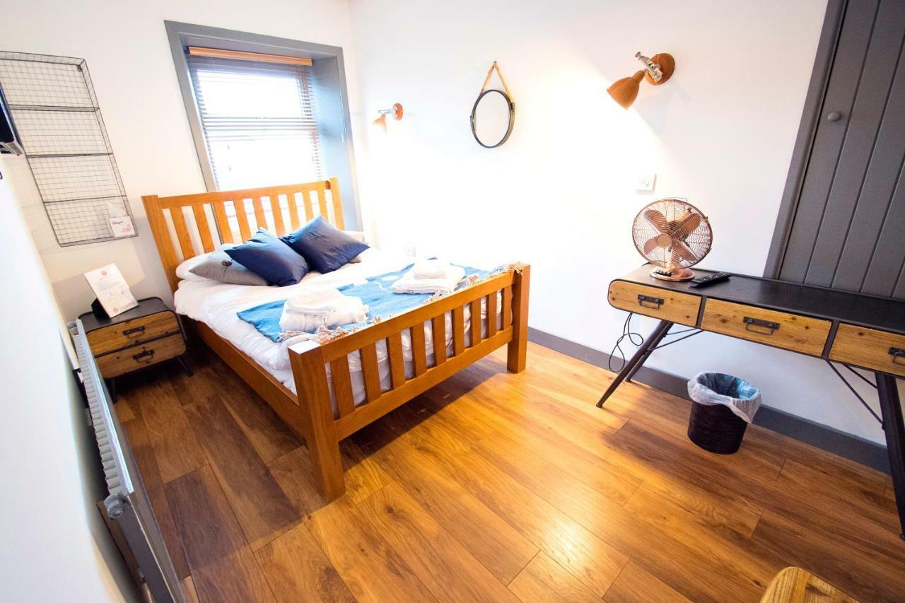 Bed and Breakfast Nik The Greek Burry Port Exterior foto