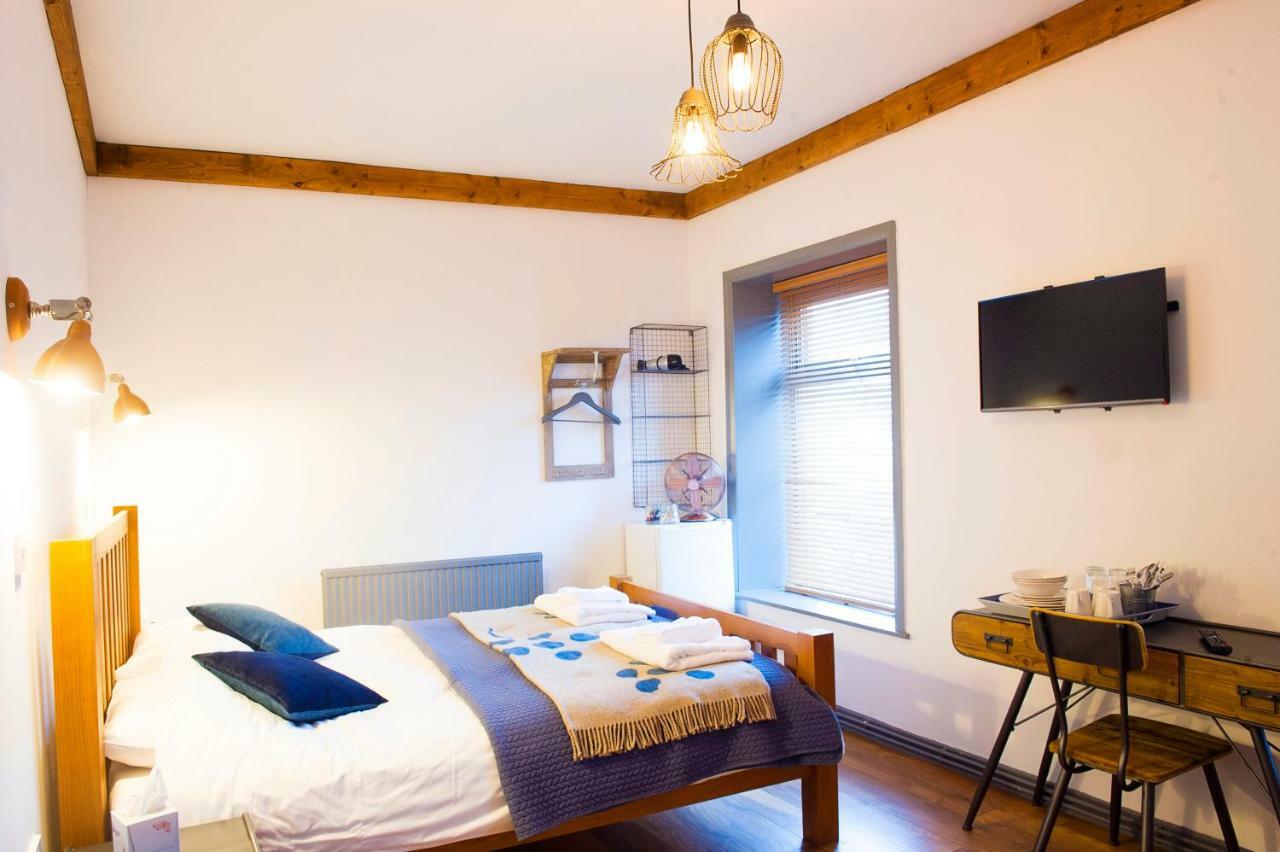 Bed and Breakfast Nik The Greek Burry Port Exterior foto